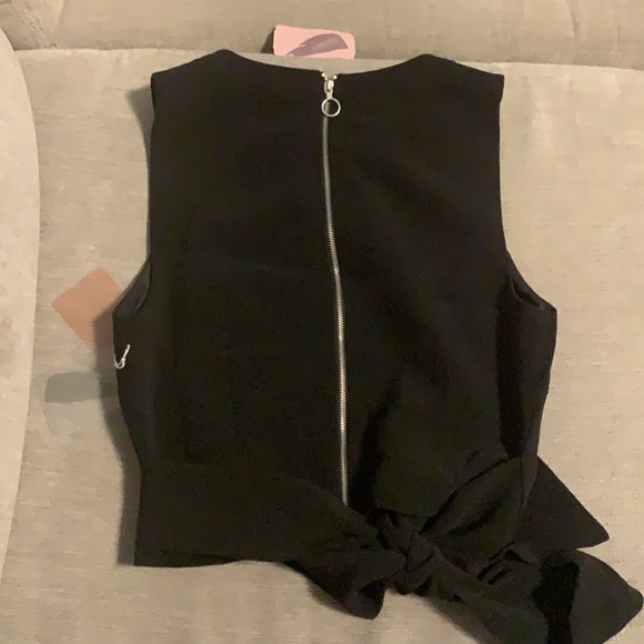 Cute black crop top with a tie. - Picture 2 of 3